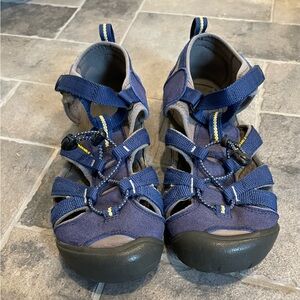 KEEN Big Kids' sz 6 Seacamp II CNX Closed Toe Sandal (water shoes). Blue/gray.